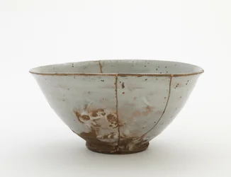 Mísa, konec 16.-začátek 17. století (porcelán s průsvitnou glazurou, opravy zlatého a červeného laku)
