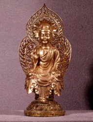 Korejské umění: zlatá soška Buddhy. Období Silla, 8.-10. století. Korejské národní muzeum