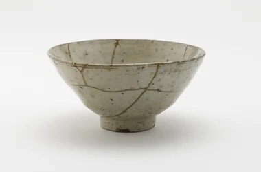 Čajová mísa (koraijawan), druhá polovina 16. století (porcelán s průhlednou, světle modrou glazurou, opravy zlatého laku)