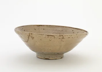 Čajová mísa, typ Idowaki, Čajová mísa (koraijawan), 2. polovina 16.-17. století (kamenina, neslinutý porcelán, s neprůhlednou glazurou, opravy zlatého laku)