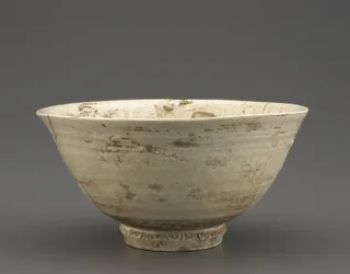 Čajová mísa, pravděpodobně provincie Kyongsang Namdo, období Čoson, druhá polovina 16. století (porcelán s čirou glazurou)