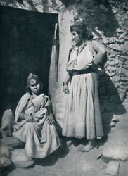 Kabylské ženy u dveří svého obydlí poblíž pobřeží Středozemního moře, Alžírsko, 1912.