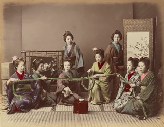 (Konkonchiki) Japonská dívka při hře, kolem 1880
