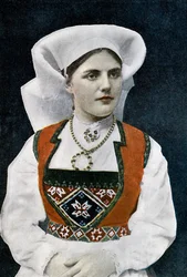 Žena v norském národním kroji, kolem 1890