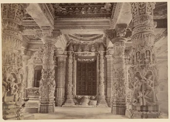 Dveře a horní pilíře, chrám Delwara, Mount Abu