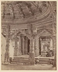 Interiér chrámu Delwara s pilíři a střešní kopulí, Mount Abu