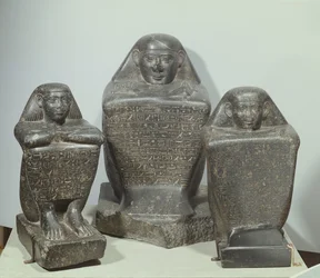Blokové sochy Akhamenru, Harwa a Amenemonet, 25.-26. dynastie (diorit)