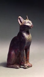 Soška kočky se zlatými náušnicemi, posvátné zobrazení bohyně Bastet, kolem roku 664-630 př. n. l.