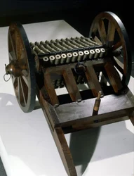 Dělo s 33 otočnými hlavněmi, model podle kresby Leonarda da Vinciho (Leonardo da Vinci). Muzeum vědy a techniky, Milán.