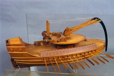 Štír, loď s beranem. Model podle kresby Leonarda da Vinci. Muzeum vědy a techniky, Milán.