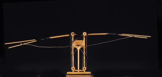 Stroj pro létání s křídly. Model z kresby Leonarda da Vinciho (Leonardo da Vinci). Muzeum vědy a techniky, Milán.