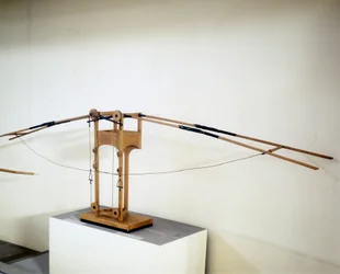 Stroj na létání s křídly, model podle nákresu Leonarda da Vinciho (Leonardo da Vinci). Muzeum vědy a techniky, Milán.