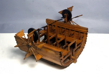 Loď s kolovým pohonem. Model z kresby Leonarda da Vinciho (Leonardo da Vinci). Muzeum vědy a techniky, Milán.