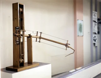 Křídlo s proměnlivým sklonem, model podle kresby Leonarda da Vinci. Muzeum vědy a techniky, Milán.