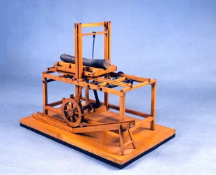 Dřevěný model hydraulické pily poháněné ozubenými koly a vodou. Zhotoveno podle kresby Leonarda da Vinci (1452-1519). Muzeum vědy a techniky, Milán.