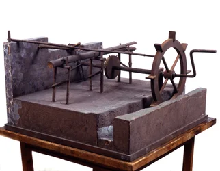 Dřevěný model (model) hydraulické pily ovládané ozubenými koly a vodou. Vyrobeno podle kresby Leonarda da Vinci (Leonard de Vinci) (1452-1519) Muzeum vědy a techniky, Milán.