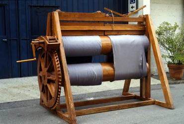 Vlněný tkalcovský stav. Model podle kresby Leonarda da Vinci. Muzeum vědy a techniky, Milán.