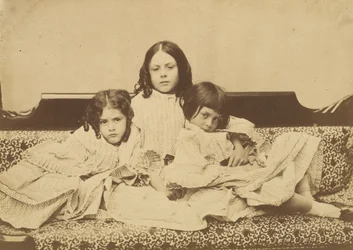 Edith, Ina a Alice Liddellové na pohovce, léto 1858.