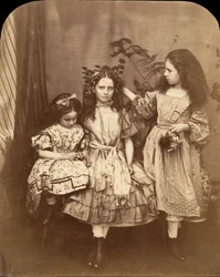 Flora Rankin, Irene MacDonald a Mary Josephine MacDonald v Elm Lodge, červenec 1863.