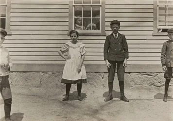 Edward St. Germain a jeho sestra Delia, pracovníci mlýna, Phoenix, Rhode Island, duben 1909