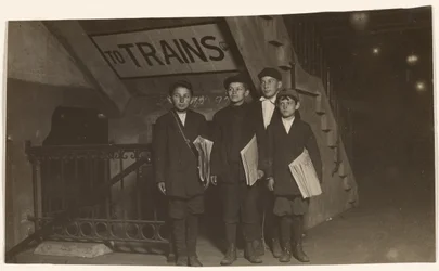 [Čtyři novináři u vchodu do metra, New York]