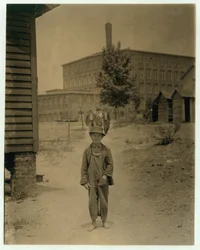 12letý Eddie Norton, vydělává asi 40 centů denně jako metař v Saxon Mill, Spartanburg, Severní Karolína, 1912