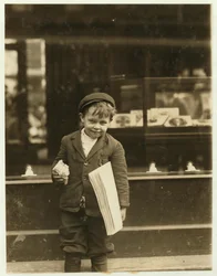 Pětiletý prodavač novin Tommy Hawkins, vysoký jen 3 stopy a 4 palce, při práci v St. Louis ve státě Missouri, 1910