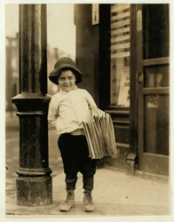 Šestiletý prodavač novin, známý jako Little Fattie, vysoký jen 3 stopy 4 palce, pracuje již rok v St. Louis, Missouri, 1910