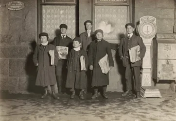 20:30 Skupina novinářů prodává v depu, Hartford, Connecticut. Nejmenšímu chlapci je 11 let, březen 1909 (foto)