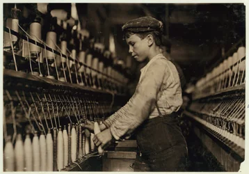 Doffer nahrazuje plné cívky v Globe Cotton Mill, Augusta, Georgia, 1909