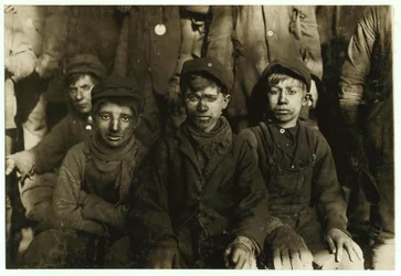 Chlapci třídící uhlí ručně v Hughestown Borough Coal Co., Pittston, Pensylvánie, 1911