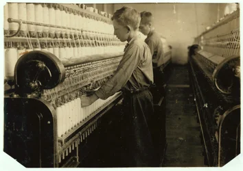 Doffers nahrazující plné cívky v Indian Orchard Cotton Mill, Massachusetts, 1916