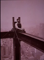 Empire State Building ve výstavbě, dělník na přestávce