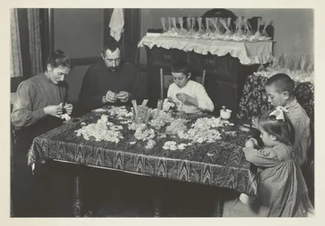 Rodina vytváří květiny