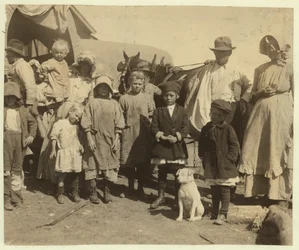 Potulní sběrači bavlny opouštějící farmu poblíž McKinney v Texasu poté, co utrhli balík a půl bavlny denně, 1913