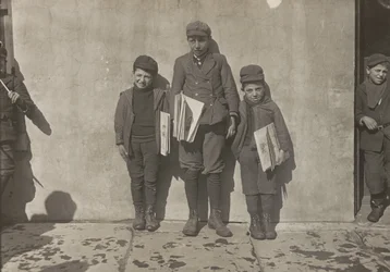 John Pento, 14 let, Daniel a Angelo Pento, 7 let, prodávají noviny, Hartford, Connecticut