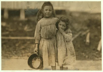 Maud a Grade Daly, 5 a 3 roky starý, sbírají každý den hrnec krevet pro společnost Peerless Oyster Company, Bay St. Louis, Mississippi, 1911