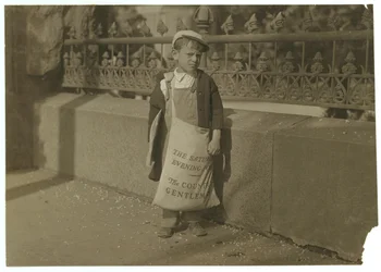 Novinář Freddie Kafer, 5 nebo 6 let, prodává sobotní večerní příspěvky u vchodu do State Capitol, Sacramento, Kalifornie, 1915