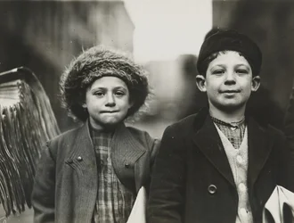 Newsies, Newark, New Jersey, prosinec 1909 (želatinový stříbrný potisk)