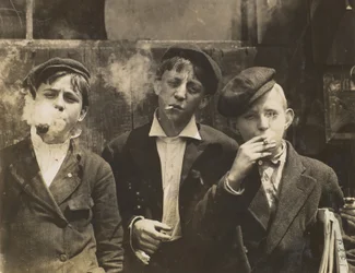 Tři mladí prodavači novin kouří, Saint Louis, Missouri, USA, 1910