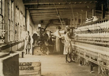 Dva mladí přadleni v Catawba Cotton Mills, Newton, Severní Karolína, 1908
