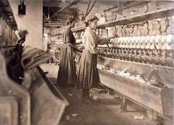 Ženy pracující navzdory tomu, že jsou silně těhotné, v hospodě Globe Cotton Mill, Augusta, Georgia. 1909 (hlubotisk)