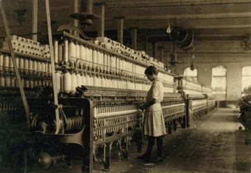 Mladá dospívající dívka pracující jako Spinner v Cotton Mill, West, Texas, USA, c. 1913