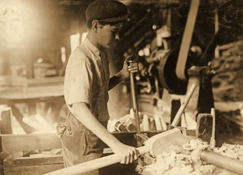 Mladý chlapec v dílně kolem roku 1936