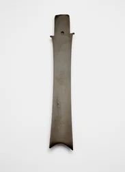 Vidlicová čepel (zhang 璋), cca 2000-1700 př. n. l. (nefrit, nefrit)