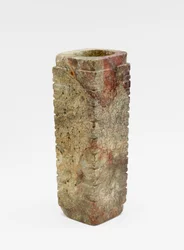 Devítipatrová trubice (cong 琮) s maskami, cca 3300-2250 př. n. l. (nefrit, nefrit)
