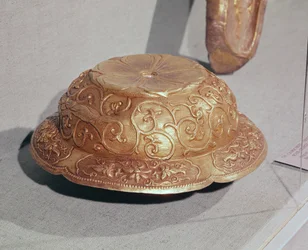 Ornament z koňského postroje, cca 959 AD (zlacené stříbro)