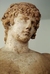 Antinos, pariská mramorová socha, z Apollónova chrámu v Delfách, Řecko, římská civilizace, 2. století našeho letopočtu, detail