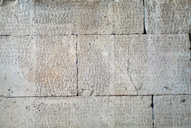 Gortynský kód, nápis na kamenných deskách v dórském dialektu, Gortyn, Kréta, Řecko, řecká civilizace, 5. století před naším letopočtem (foto)