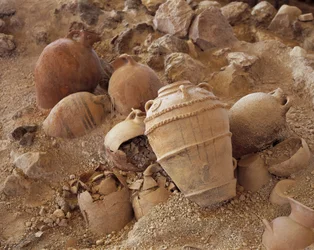 Vysoký úhel pohledu na poškozené amfory, Akrotiri of Thera, Akrotiri, Santorini, Kykladské ostrovy, jižní Egejské moře, Řecko